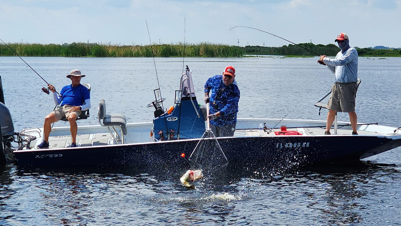 Headwaters Florida Expert fishing guide providing tips to anglers at Headwaters Lake